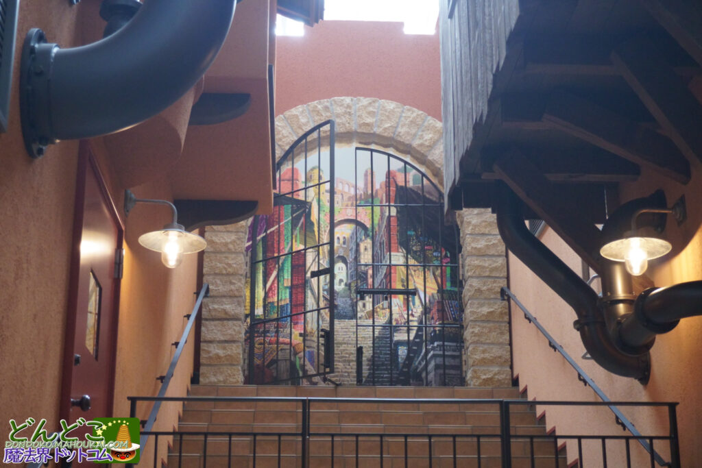 【隠れスポット】ジブリの大倉庫「にせの路地」には「千と千尋」の油屋(あぶらや)の洗濯物と突き出した部屋がある!|ジブリパーク