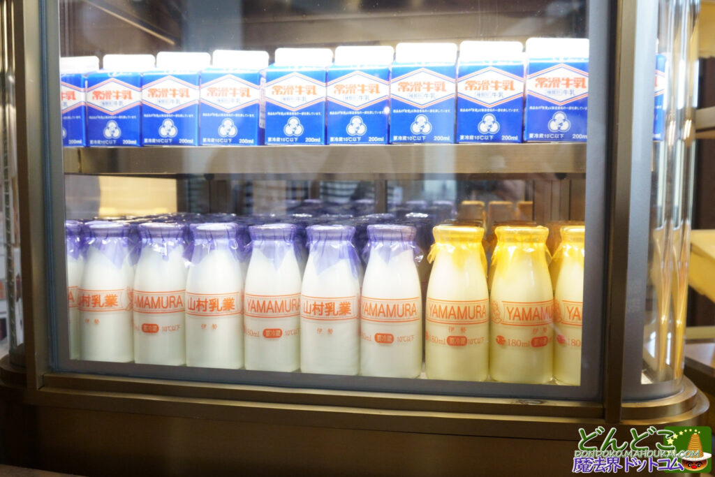 瓶牛乳と瓶フルーツ牛乳(山村乳業)|シベリあん 2025年11月 ジブリパーク ジブリの大倉庫