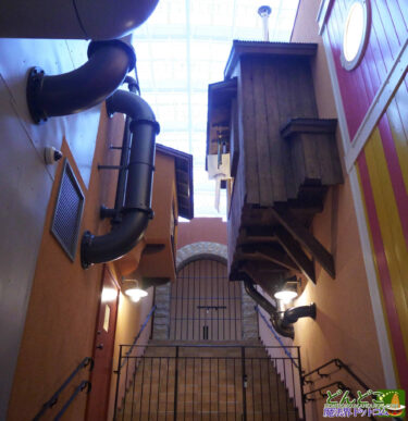 【隠れスポット】ジブリの大倉庫「にせの路地」には「千と千尋」の油屋（あぶらや）の洗濯物と突き出した部屋がある！｜ジブリパーク