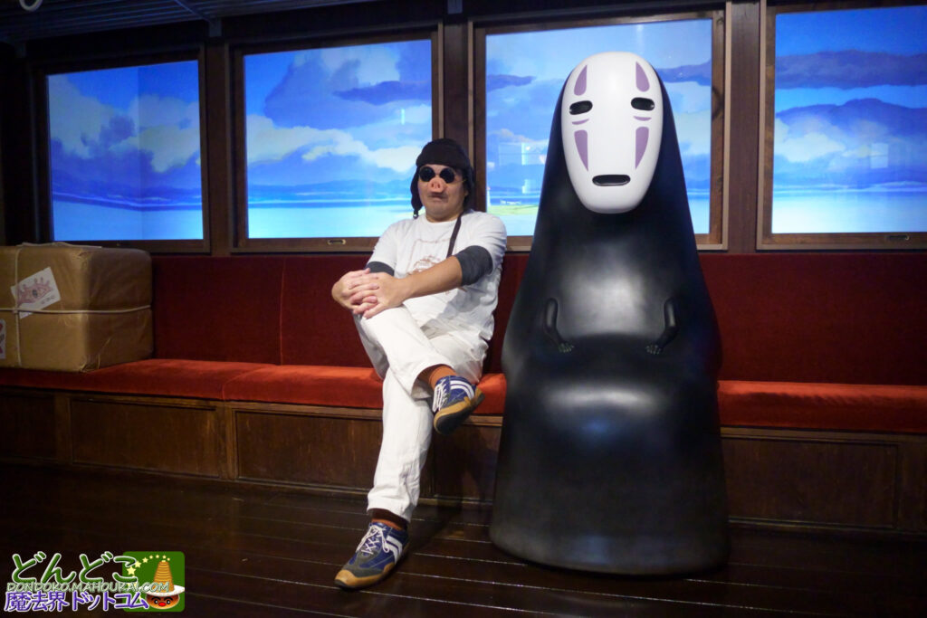 【写真撮影スポット】『千と千尋の神隠し』カオナシ の横に座って記念撮影 青空 ジブリのなりきり名場面展