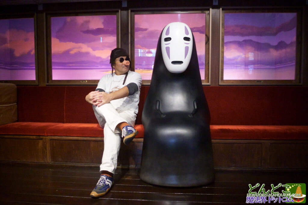 【写真撮影スポット】『千と千尋の神隠し』カオナシ の横に座って記念撮影 青空 ジブリのなりきり名場面展