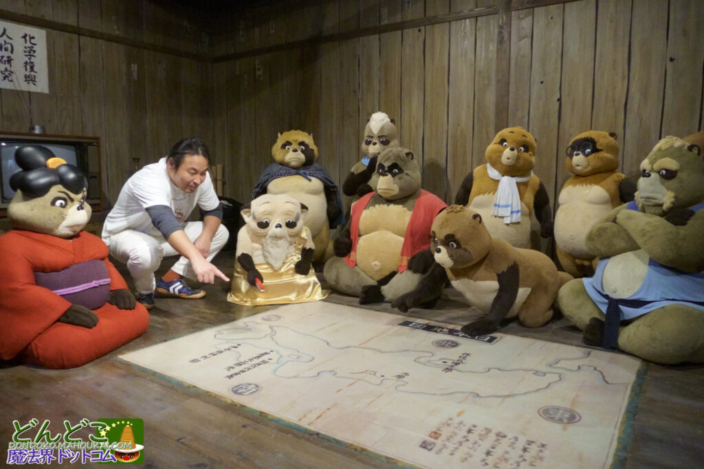 【写真撮影スポット】平成狸合戦ぽんぽこ「寄合シーン」でパンケーキマン狸も作戦会議に参戦!みたいな写真