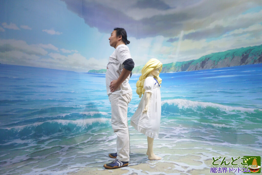 【写真撮影スポット】思い出のマーニー「海辺の砂浜でマーニーと一緒に」背中合わせのパンケーキマンの写真