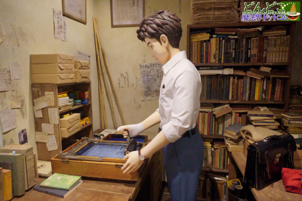 【写真撮影スポット】コクリコ坂から「考古学研究会の部室」週刊カルチェラタンを編集♪ジブリのなりきり名場面展