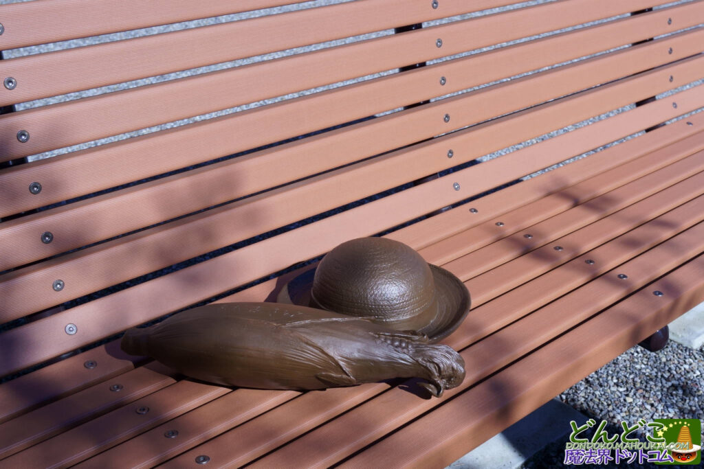 ジブリパーク【無料エリア】ベンチに置かれた「ジブリの忘れ物」15種類と設置場所｜ジブリ作品のオブジェを探しに出かけよう♪愛・地球博記念公園（モリコロパーク）