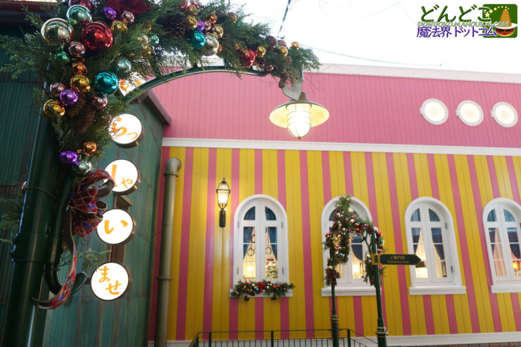 「ジブリの大倉庫」はウェルカム クリスマス装飾！｜ジブリパーク「ジブリの大倉庫」はウェルカム クリスマス装飾！｜ジブリパーク12月のジブリパークはクリスマス景色に♪地球屋とロータリーの1本杉もクリスマスの飾り付け♪「猫の事務所」に舞踏会 仮面バロンも登場！「ジブリの大倉庫」はウェルカム クリスマス装飾！