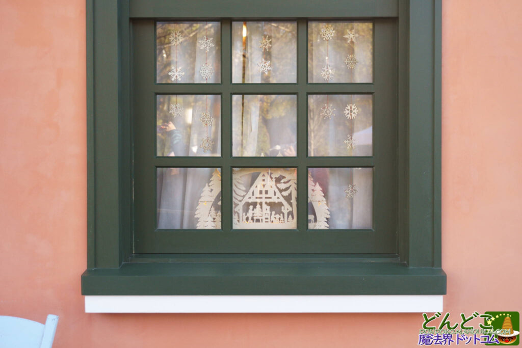 12月のジブリパークはクリスマス景色に♪地球屋とロータリーの1本杉もクリスマスの飾り付け♪「猫の事務所」に舞踏会 仮面バロンも登場！「ジブリの大倉庫」はウェルカム クリスマス装飾！