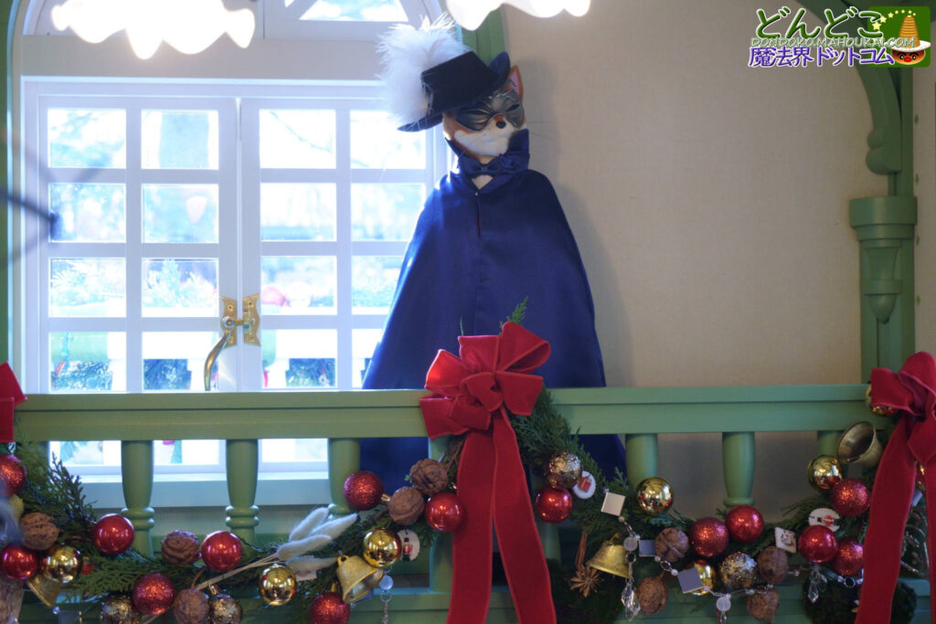 12月のジブリパークはクリスマス景色に♪地球屋とロータリーの1本杉もクリスマスの飾り付け♪「猫の事務所」に舞踏会 仮面バロンも登場！「ジブリの大倉庫」はウェルカム クリスマス装飾！