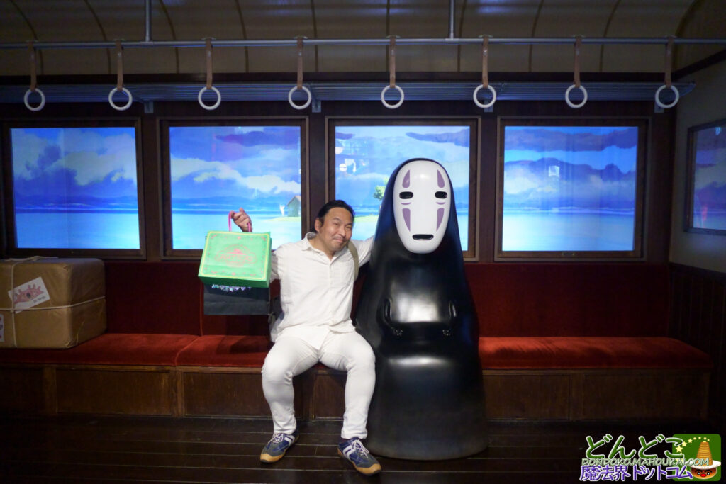 【写真撮影スポット】『千と千尋の神隠し』カオナシ の横に座って記念撮影しよう♪ジブリのなりきり名場面展