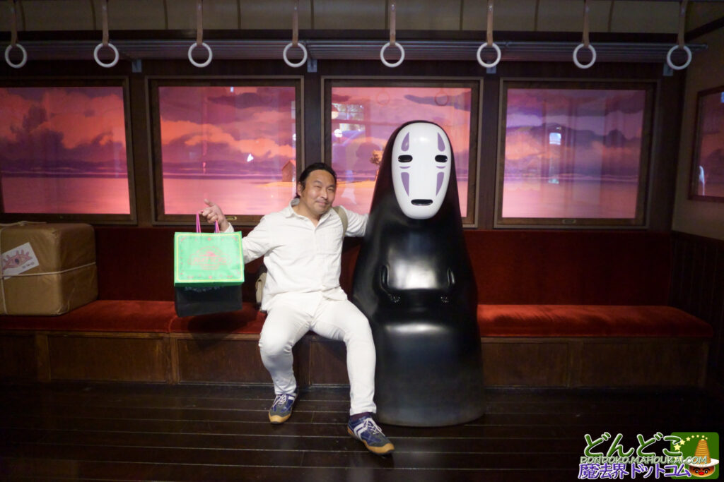 【写真撮影スポット】『千と千尋の神隠し』カオナシ の横に座って記念撮影しよう♪ジブリのなりきり名場面展