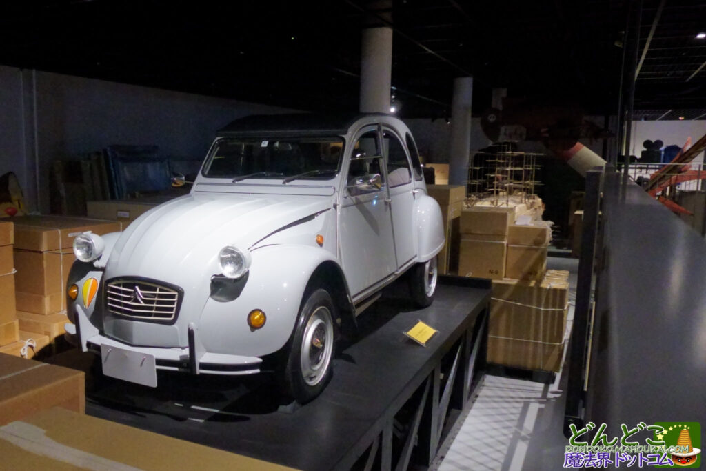 宮崎駿監督の愛車「シトロエン 2CV」公開倉庫で展示 ジブリパーク 大倉庫
