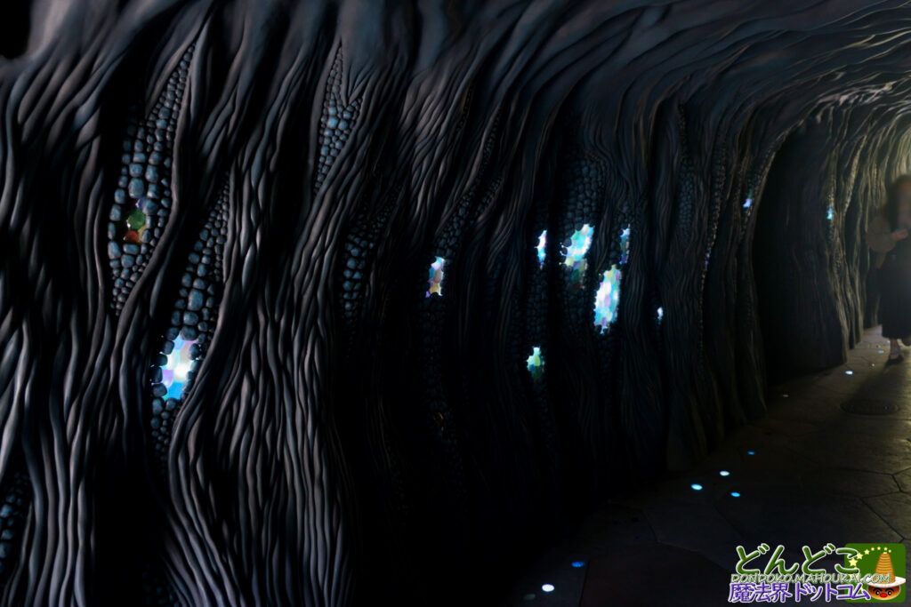 【隠れスポット】月島 雫 の夢に出てくる洞窟｜ジブリパーク「青春の丘」地球屋のトンネル