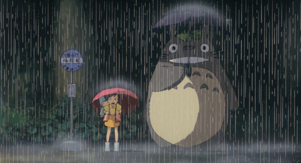 ジブリ映画「となりのトトロ」バス停登場シーン｜トトロとサツキとメイ（イメージ  © Studio Ghibli）