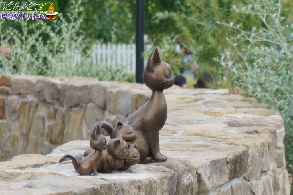 「魔女の宅急便」ジジと子猫たちの像 グーチョキパン屋の前の石垣｜ジブリパーク 魔女の谷