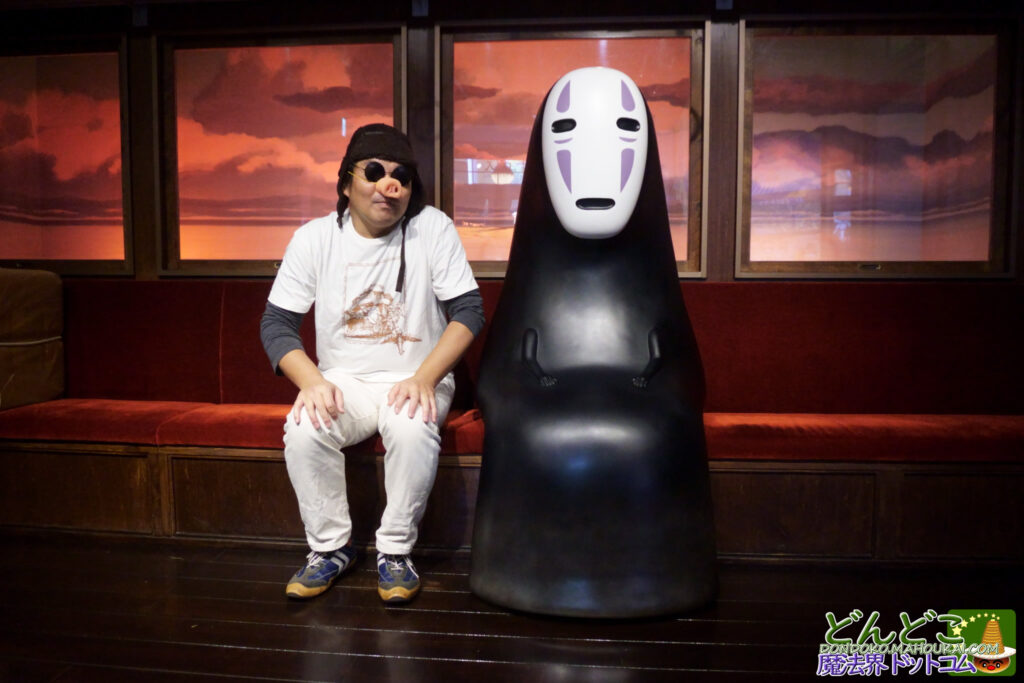 【写真撮影スポット】千と千尋の神隠し「かおなし」と電車シーン♪ジブリのなりきり名場面展