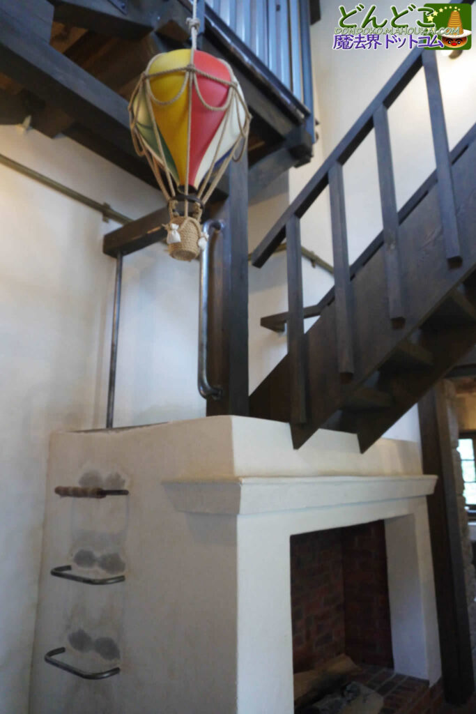 2階への階段と気球の模型|飛行機乗りの塔 魔女の谷 ジブリパーク