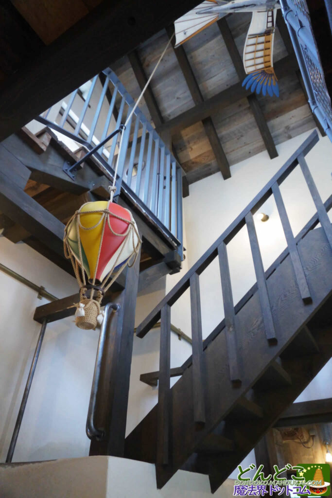 2階への階段と 気球の模型|飛行機乗りの塔 魔女の谷 ジブリパーク