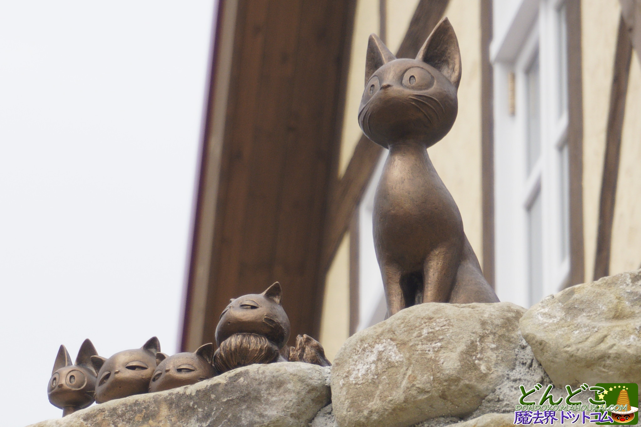 ジジと子猫の像 グーチョキパン屋の前 ジブリパーク「魔女の谷」