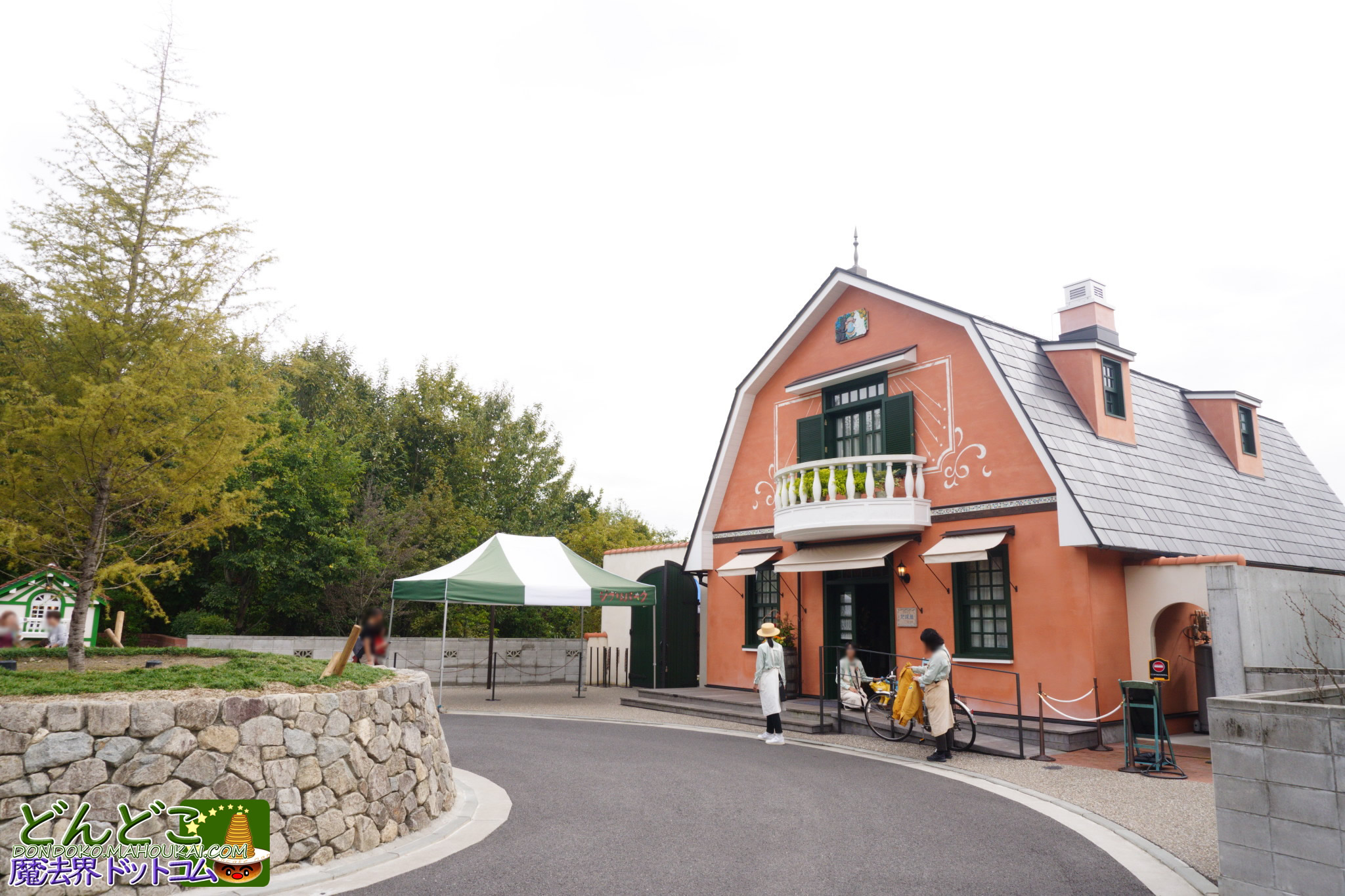 青春の丘【隠れスポット】バス停の待合室の壁にジブリの落書きが沢山！ジブリパーク