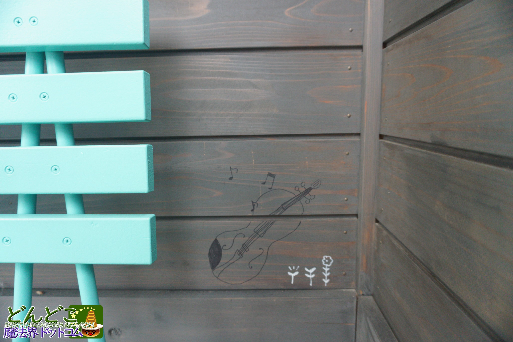 青春の丘【隠れスポット】バス停の待合室の壁にジブリの落書きが沢山！ジブリパーク