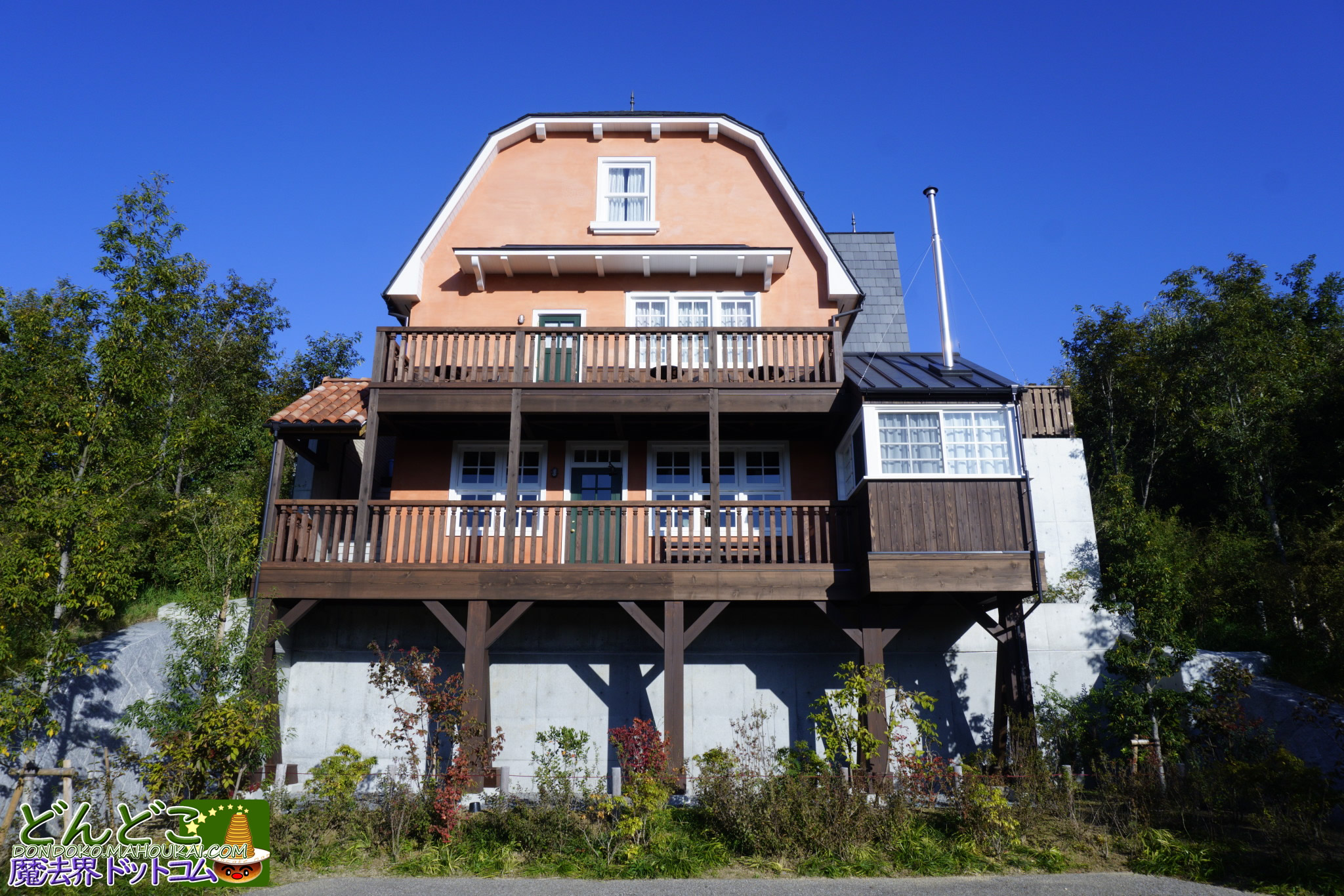 青春の丘「地球屋」バルコニー  ジブリパーク「春のどんどこ祭り」2026年4月19日(日)｜風の音楽祭