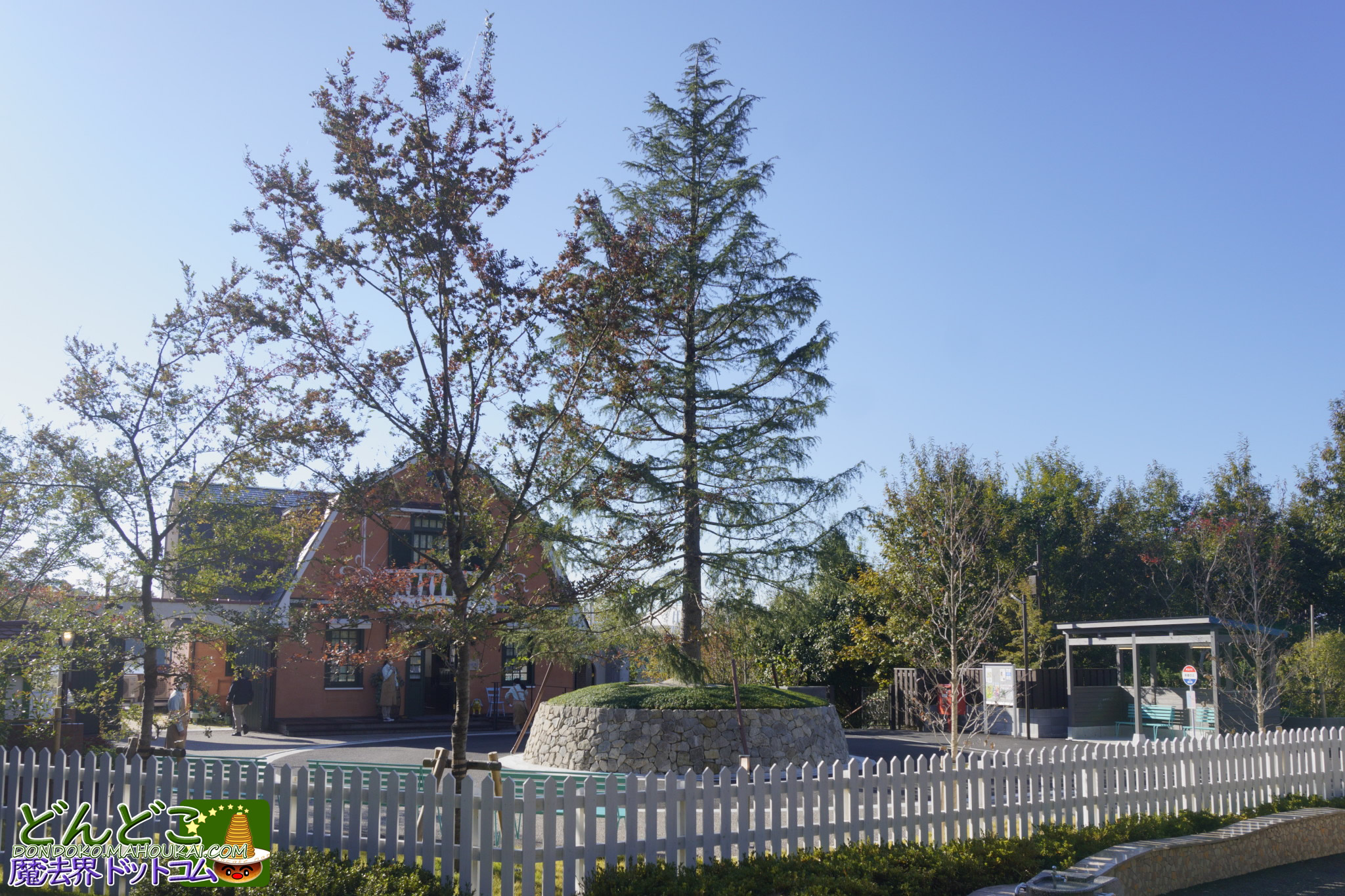 青春の丘【隠れスポット】バス停の待合室の壁にジブリの落書きが沢山！ジブリパーク