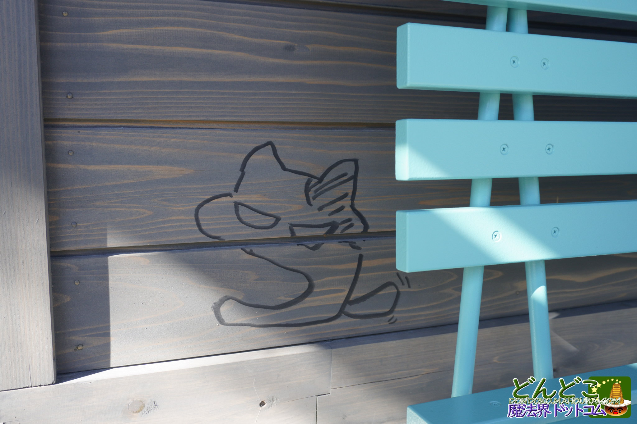 青春の丘【隠れスポット】バス停の待合室の壁にジブリの落書きが沢山！ジブリパーク