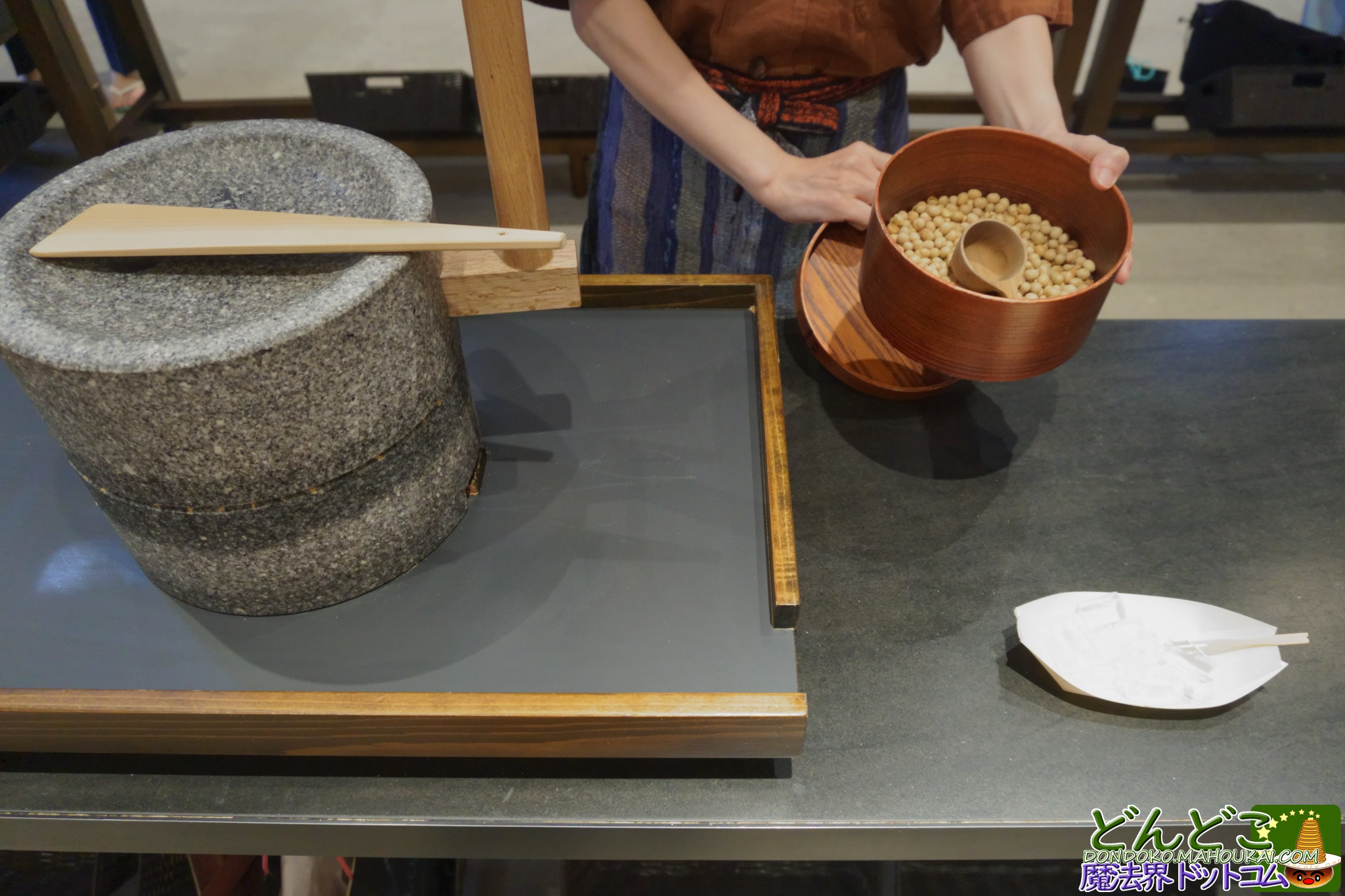 ジブリパーク わらび餅 きな粉づくり石臼挽き体験｜タタラ場 もののけの里 夏季期間