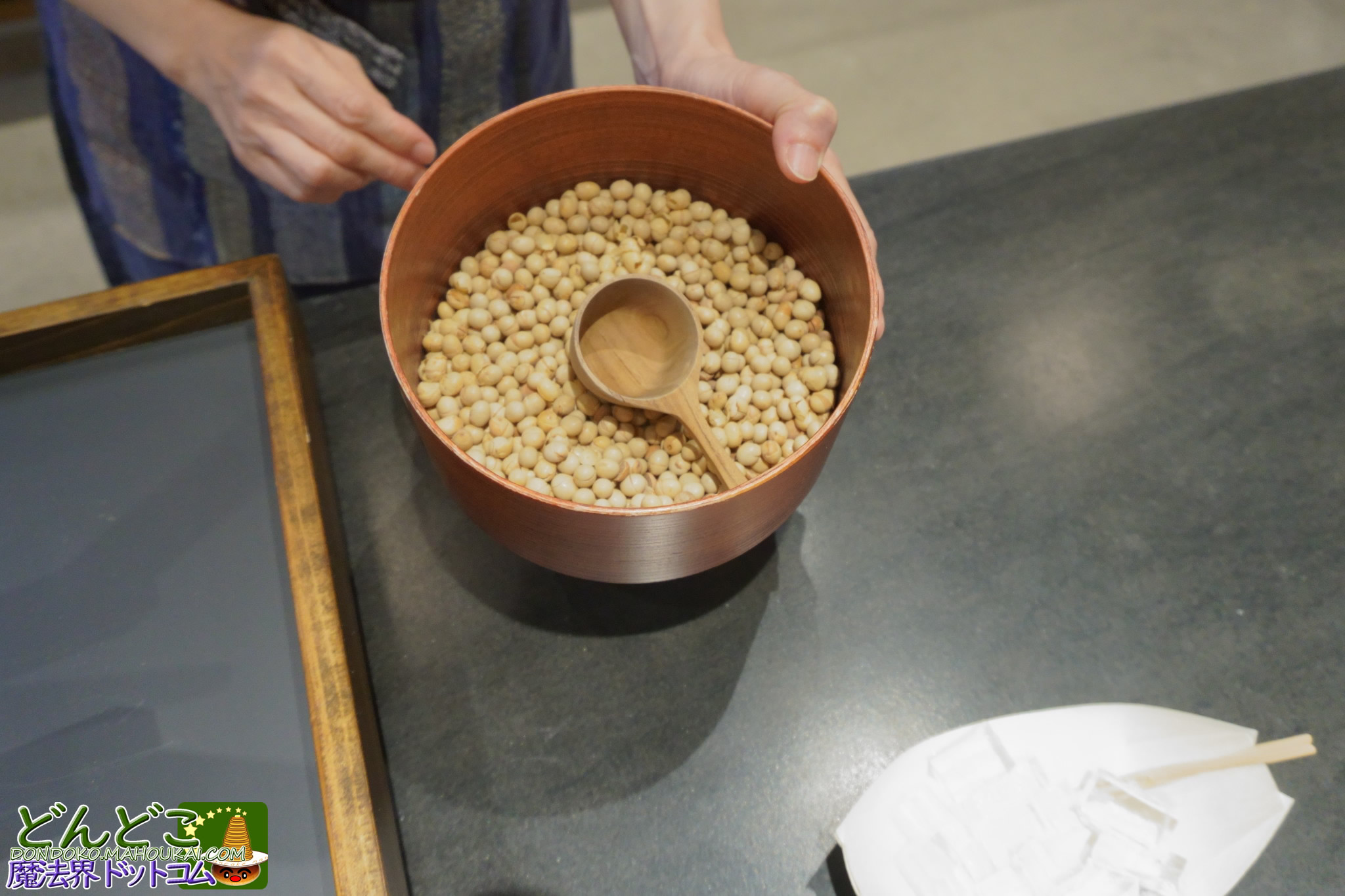 ジブリパーク わらび餅 きな粉づくり石臼挽き体験｜タタラ場 もののけの里 夏季期間