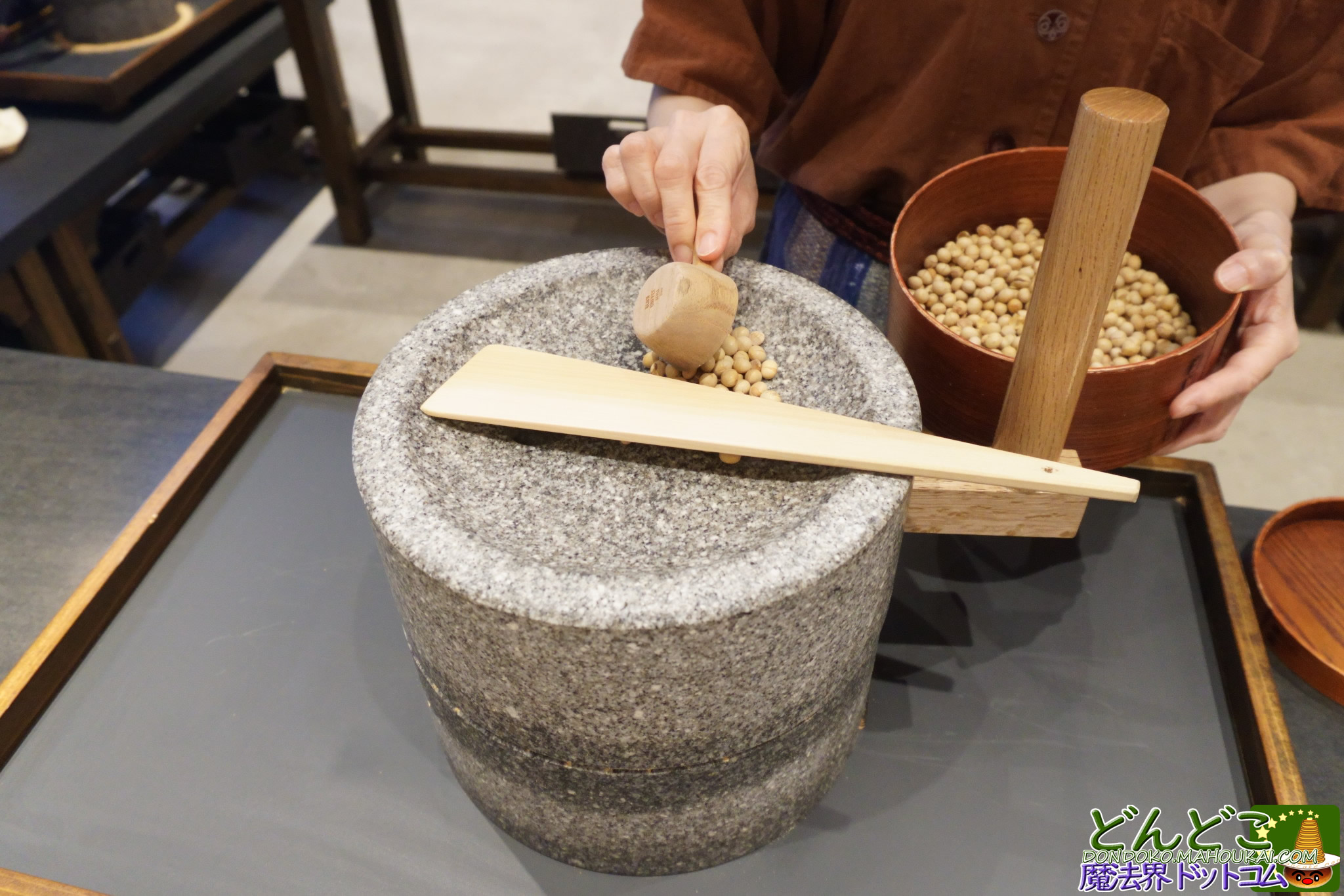 ジブリパーク わらび餅 きな粉づくり石臼挽き体験｜タタラ場 もののけの里 夏季期間