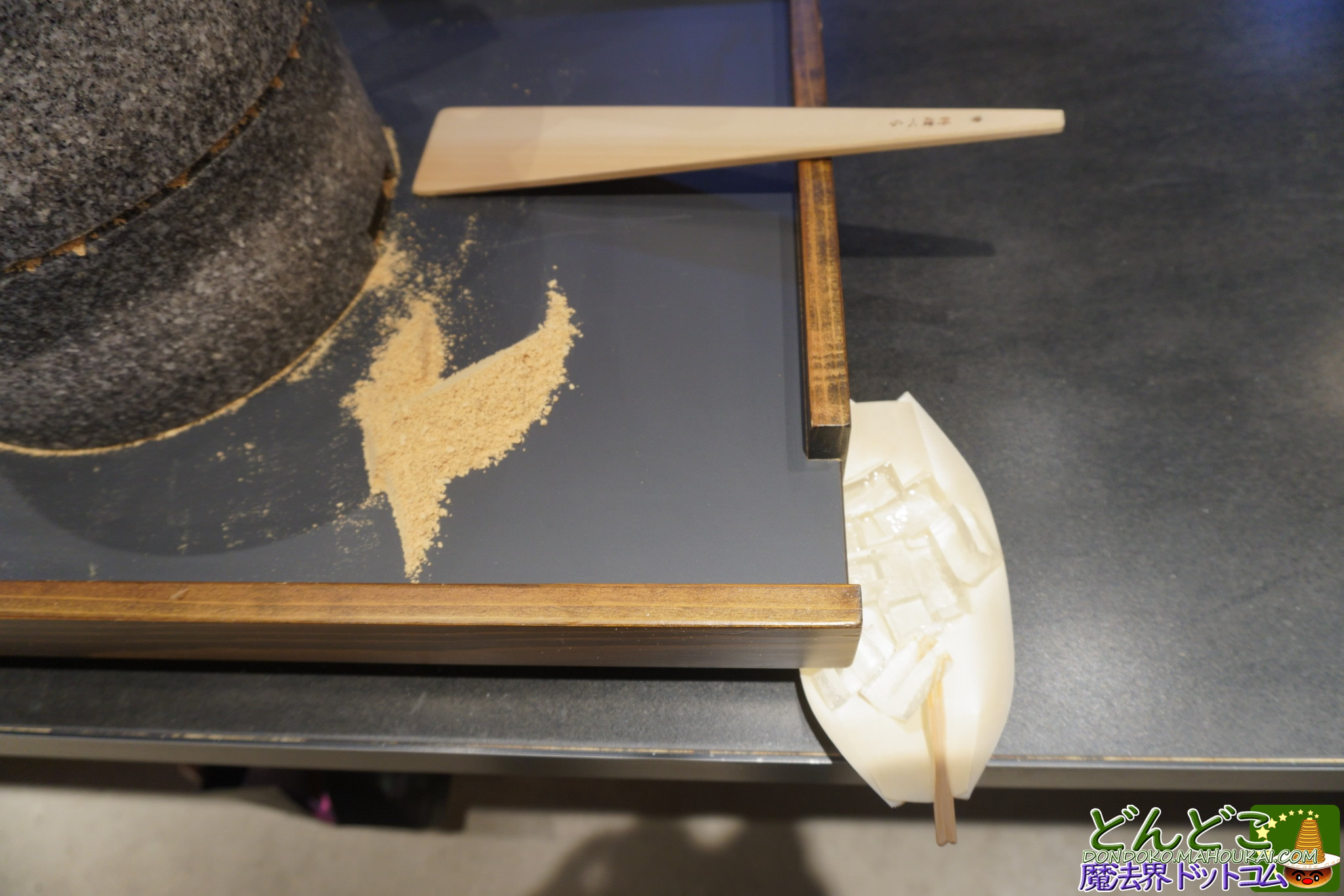 ジブリパーク わらび餅 きな粉づくり石臼挽き体験｜タタラ場 もののけの里 夏季期間