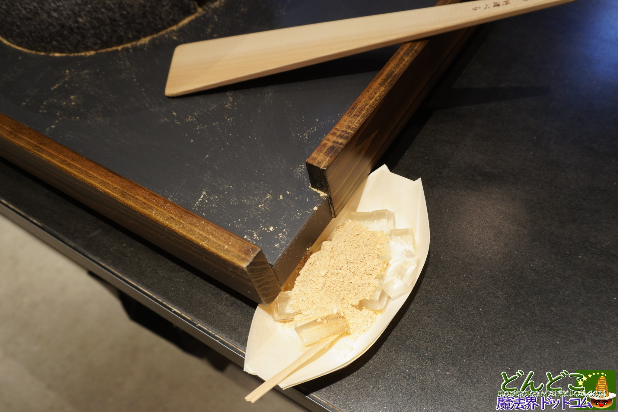 ジブリパーク わらび餅 きな粉づくり石臼挽き体験｜タタラ場 もののけの里 夏季期間