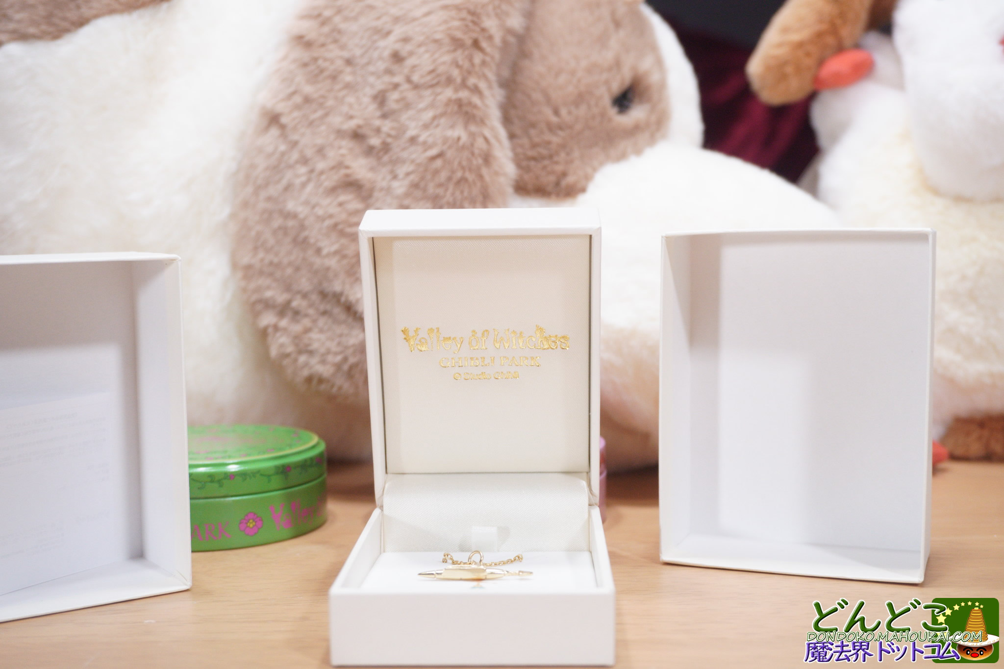 ハウルとソフィーのメリーゴーランド ネックレス　ジュエリーボックスの蓋裏側の写真｜魔女の谷 ジブリパーク限定アイテム