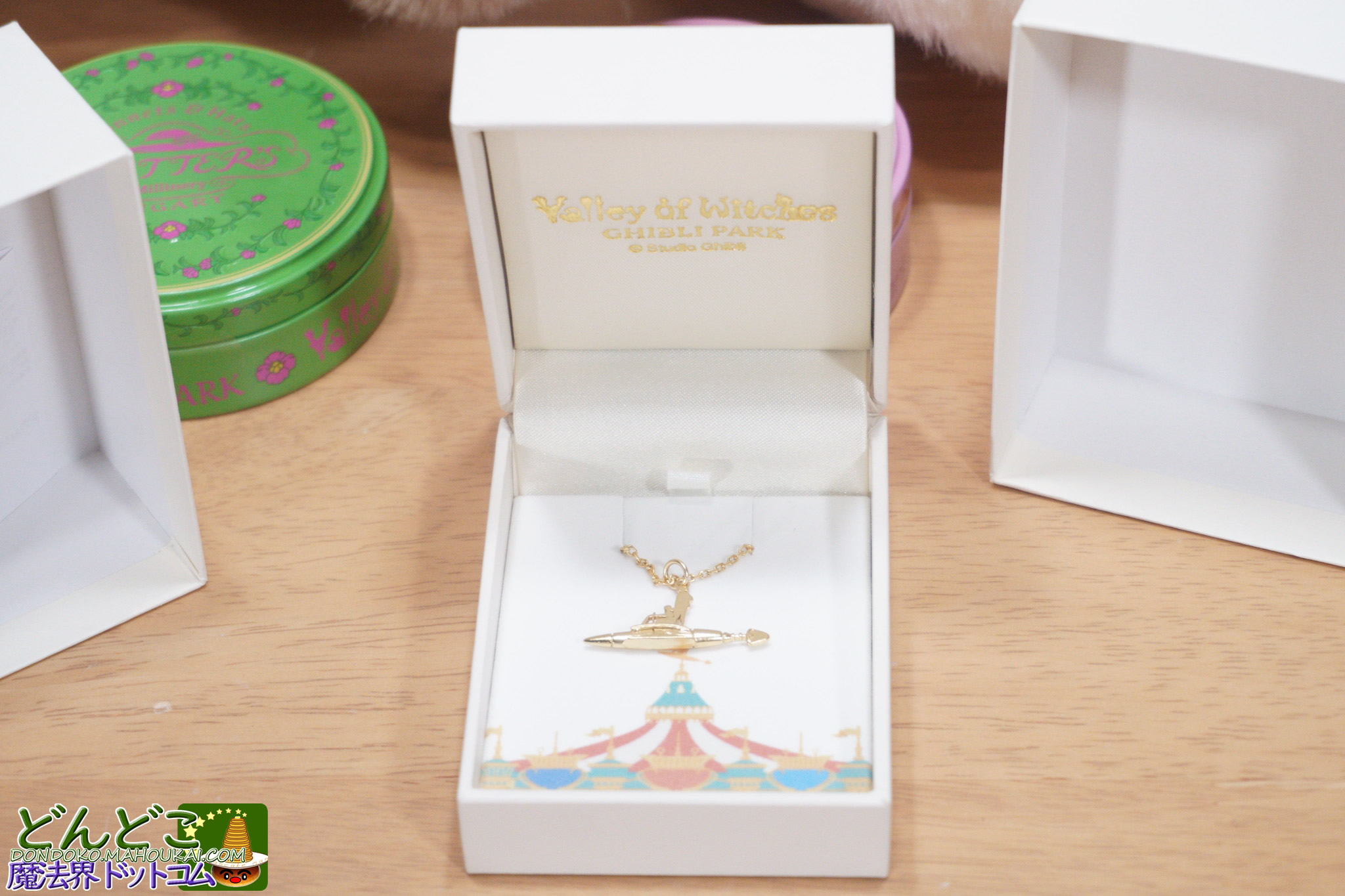 ハウルとソフィーのメリーゴーランド ネックレス　ジュエリーボックスを開けた写真｜魔女の谷 ジブリパーク限定アイテム