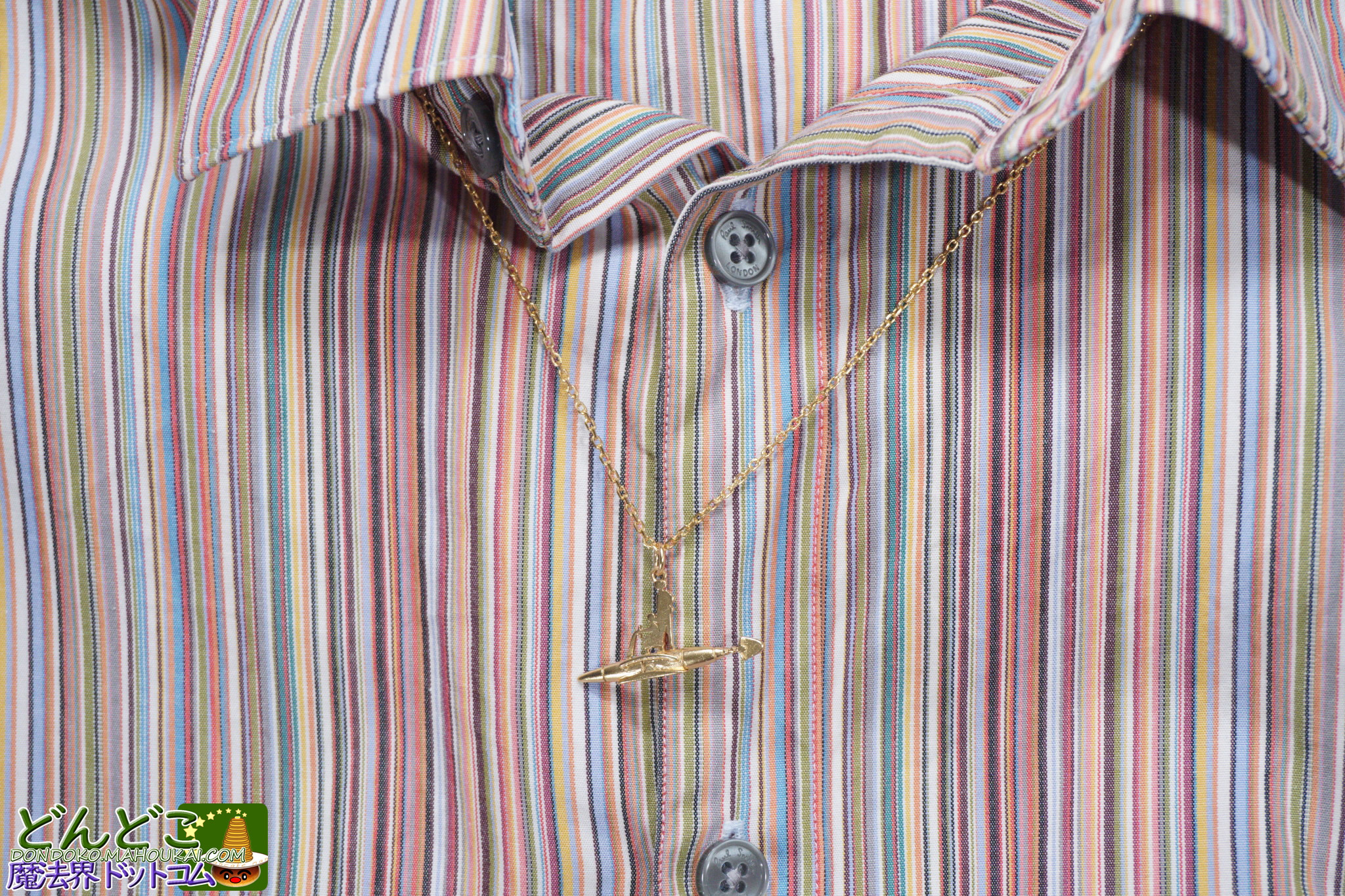 ハウルとソフィーのメリーゴーランド ネックレスをシャツへつけたイメージ｜魔女の谷 ジブリパーク限定アイテム