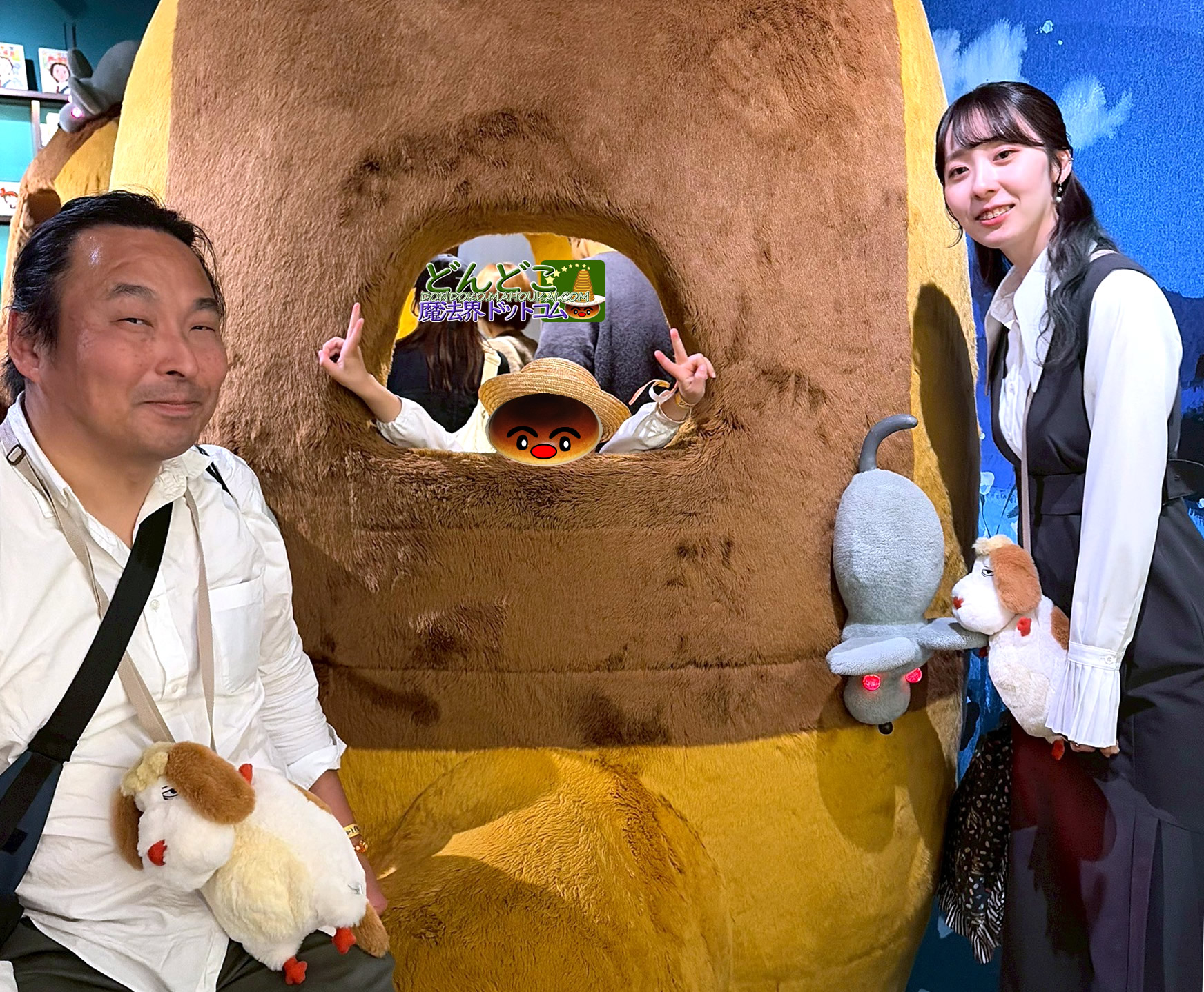 ヒンのショルダーポーチを着用した二人とネコバスで撮影した写真 ジブリパーク限定グッズ 冒険飛行団 2026年3月