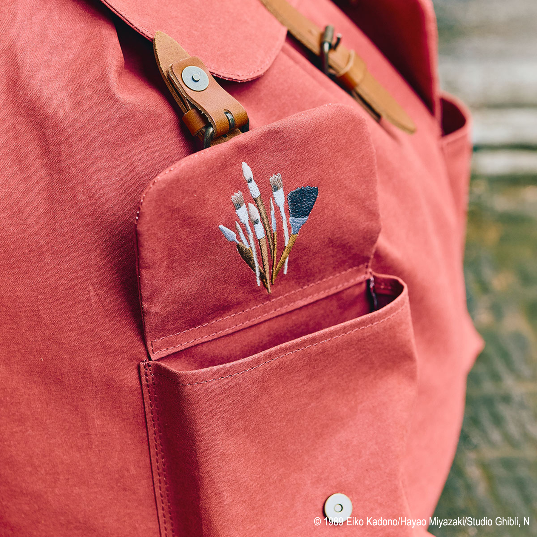 　ジブリ「魔女の宅急左ポケットのフラップカバー裏はウルスラのたくさんの筆の刺しゅう便」ウルスラのリュック発売！ GBL＆どんぐり共和国 2026年3月20日（金）