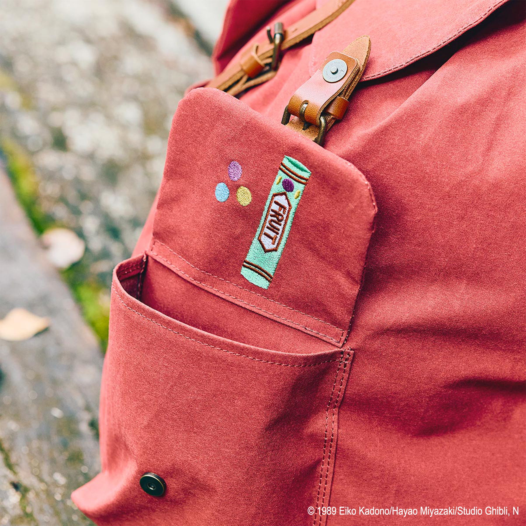 右ポケットのフラップカバー裏はウルスラのガムの刺しゅう ジブリ「魔女の宅急便」ウルスラのリュック発売！ GBL＆どんぐり共和国 2026年3月20日（金）