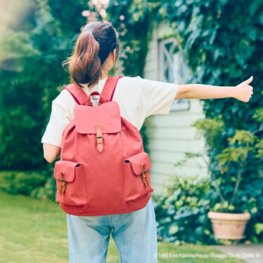 着用してヒッチハイクしている右手をあげた写真 ジブリ「魔女の宅急便」ウルスラのリュック発売！ GBL＆どんぐり共和国 2026年3月20日（金）